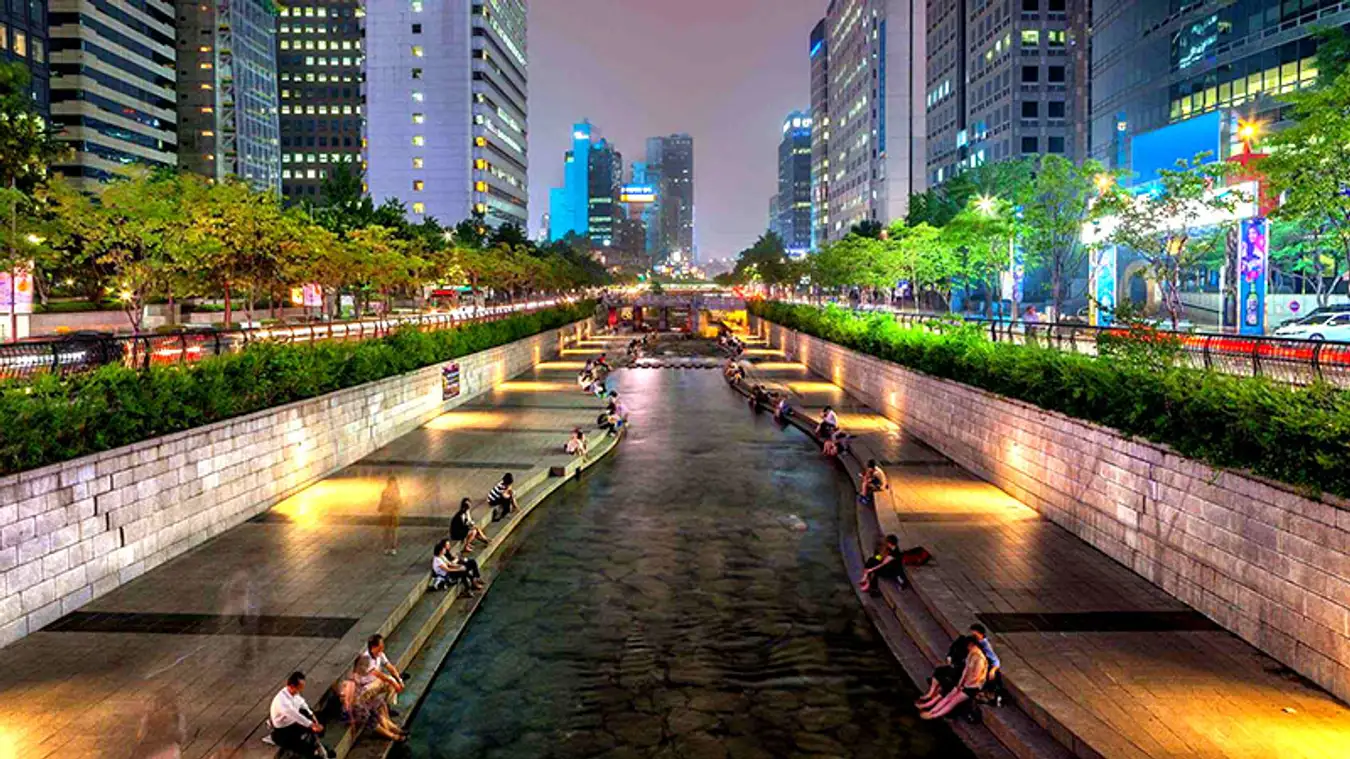 Suối Cheonggyecheon – dòng suối xanh mát giữa lòng Seoul, điểm dừng chân lý tưởng để tận hưởng không gian thư giãn và vẻ đẹp yên bình của Hàn Quốc