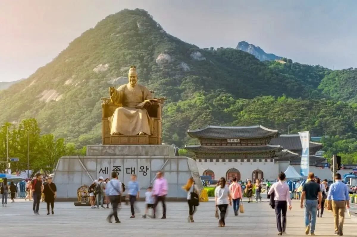 Quảng trường Gwanghwamun – biểu tượng hiện đại giữa lòng Seoul, nơi hòa quyện vẻ đẹp lịch sử, văn hóa và nhịp sống sôi động của Hàn Quốc.