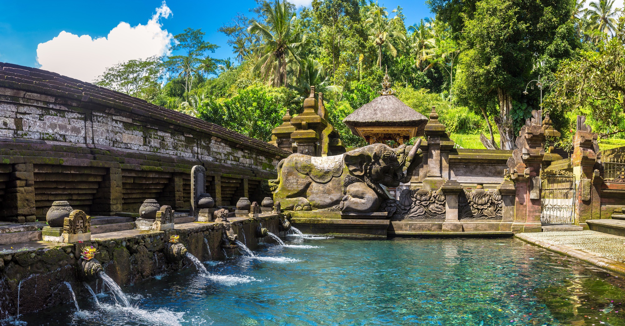 Đền Tirta Empul – ngôi đền linh thiêng nổi tiếng của Bali với dòng suối thánh trong vắt, nơi du khách tìm về sự bình yên và trải nghiệm nét văn hóa tâm linh đặc sắc