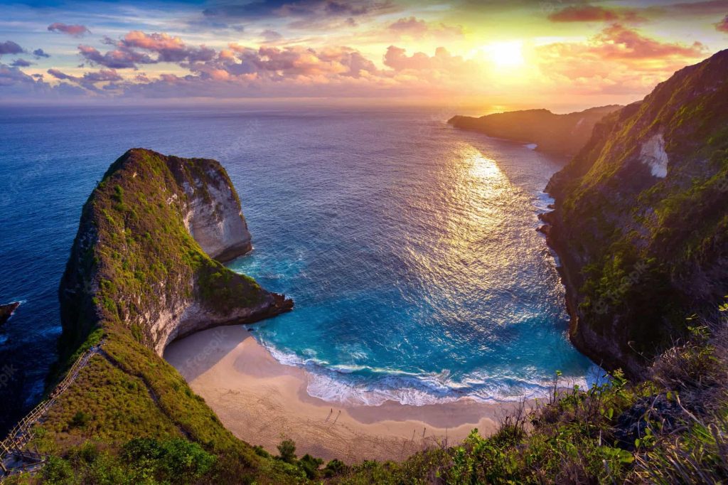 Kelingking Beach – “Sống lưng khủng long” nổi tiếng trên các trang mạng xã hội hay còn gọi là “bãi biển T-Rex”