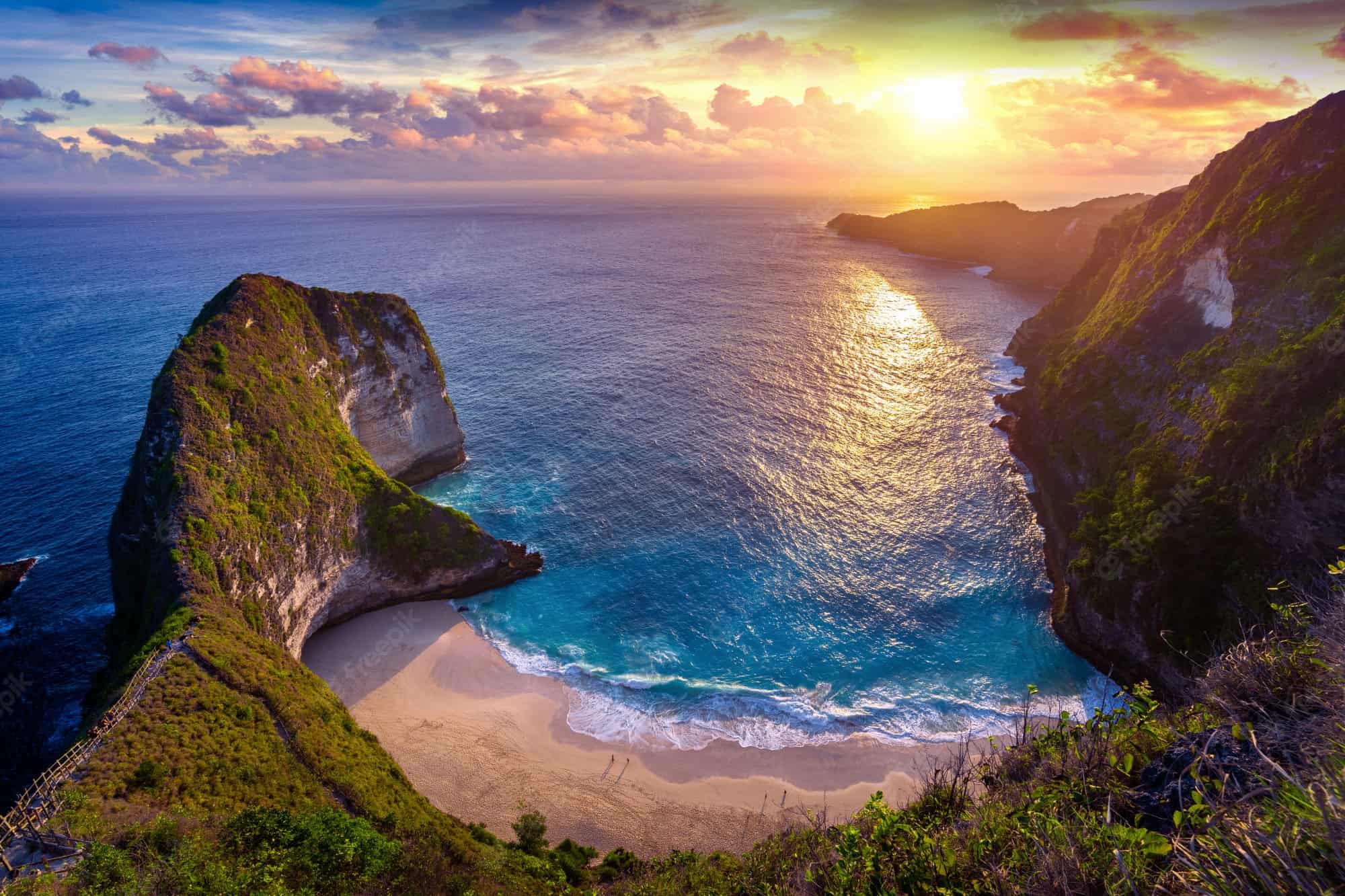 Kelingking Beach – “Sống lưng khủng long” nổi tiếng trên các trang mạng xã hội hay còn gọi là “bãi biển T-Rex”