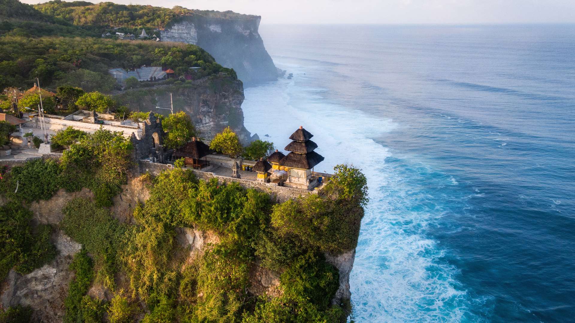 Ngôi đền Uluwatu linh thiêng nằm giữa đất trời Bali