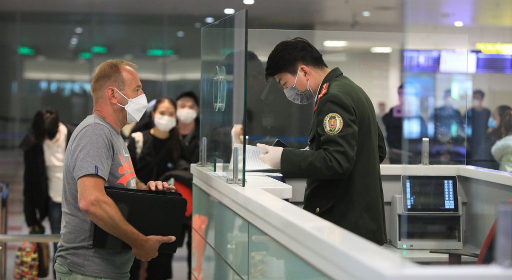 Được cầm bao nhiêu tiền đi du lịch nước ngoài