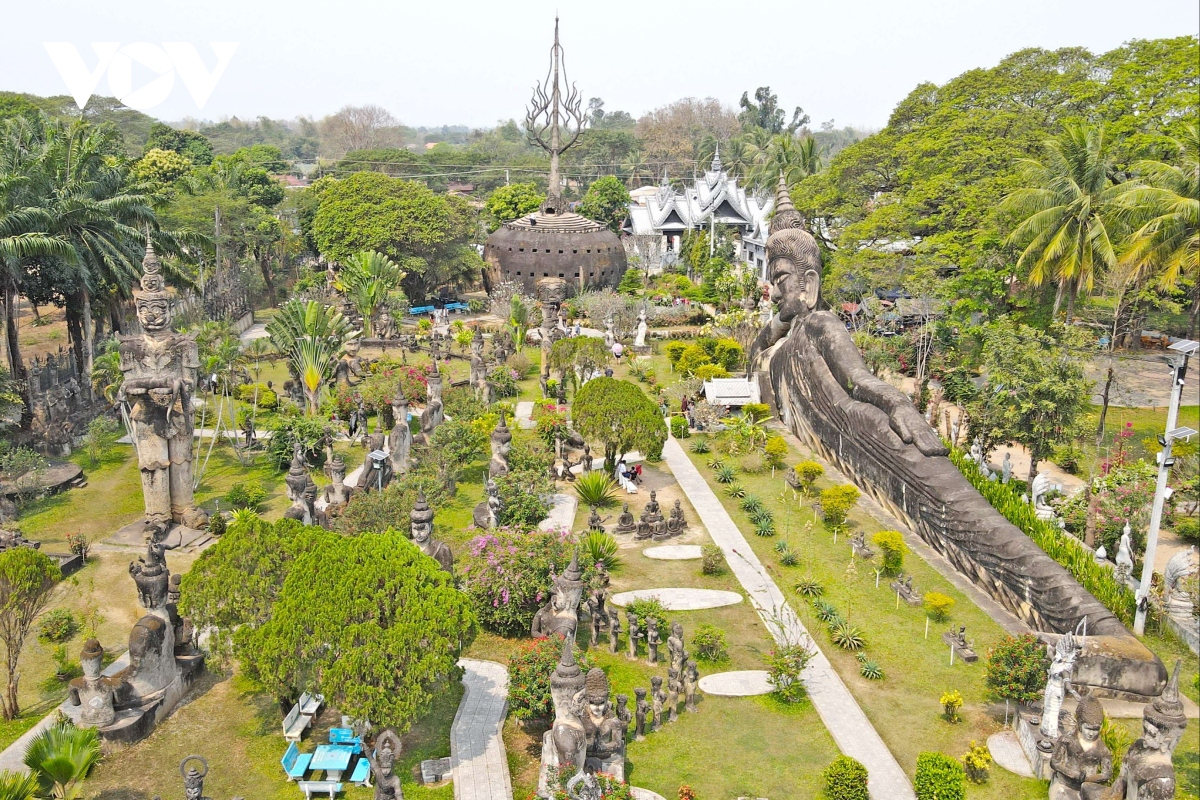 Công viên vườn tượng Phật Wat Xiêng Khuôn (Buddha Park) - toạ lạc bên dòng sông Mekong