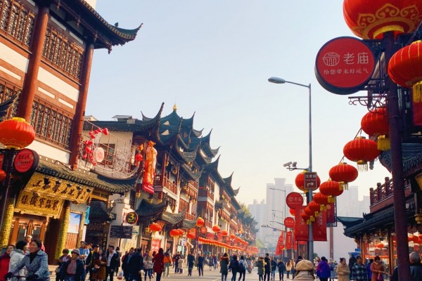 Phố đi bộ Miếu Thành Hoàng – đèn lồng đỏ rực, đồ ăn đường phố tấp nập, không khí náo nhiệt đậm chất Thượng Hải
