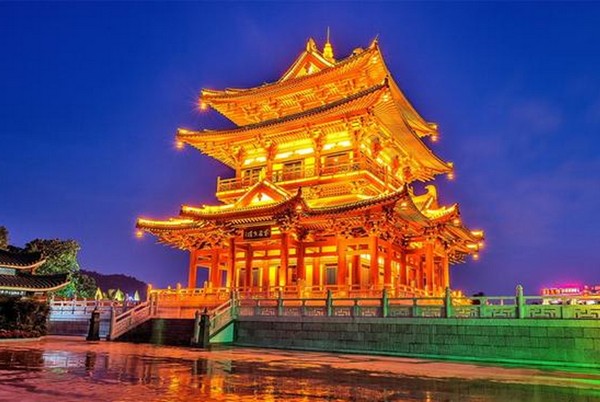 Lầu Tiêu Dao - nằm dưới chân núi Độc Tú, ở bờ nam sông Li Giang